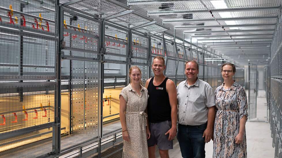 Schoondochter Esmée, zoon Evert, vader Ab en zijn vrouw Elly van Kruistum-de Greef (van links naar rechts) in hun nieuwe opfokstal voor 25.000 biologische opfokhennen op hun gemengde bedrijf in Woudenberg (UT). Ze kozen als eerste opfokker in Nederland vo