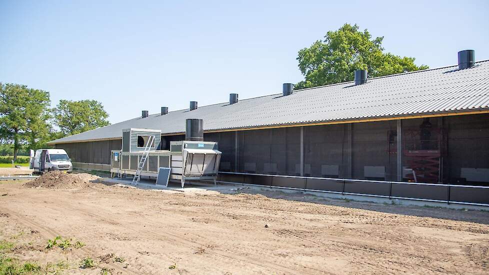 Naast de stal staat een warmtewisselaar waarmee ze de mest beluchten. „Dankzij onze keuze voor mestbeluchting is de ammoniakuitstoot van de nieuwe stal laag. De vergunningaanvraag ging hierdoor erg snel. We hebben de vergunning voor de nieuwe stal in janu