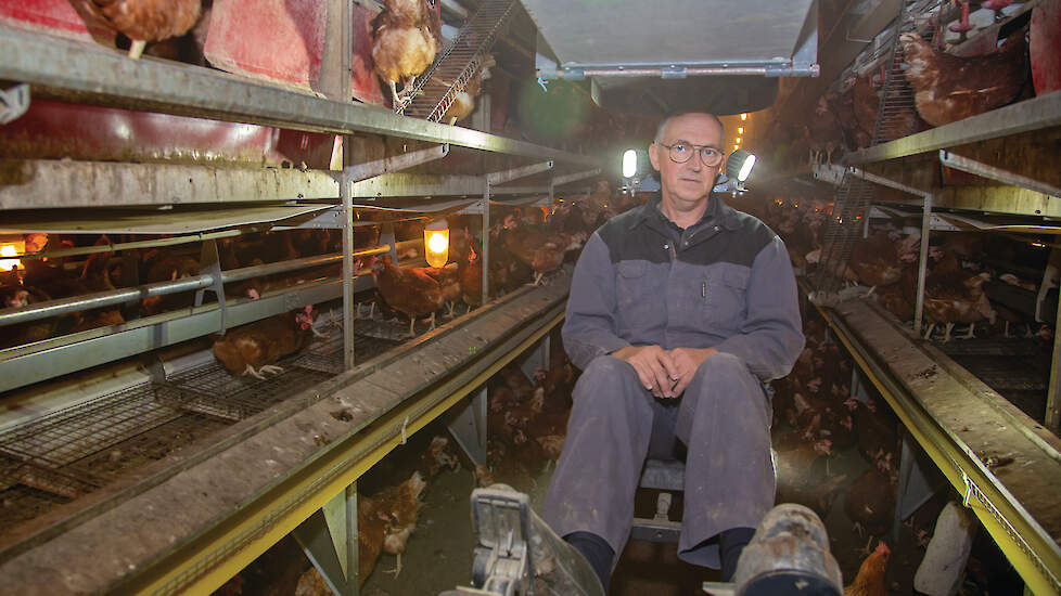 Paul Geens bedacht de Chicken Trolley. Hiermee kan hij de dagelijkse controle in een volièrestal doen terwijl zijn arbeidscomfort beter is.
