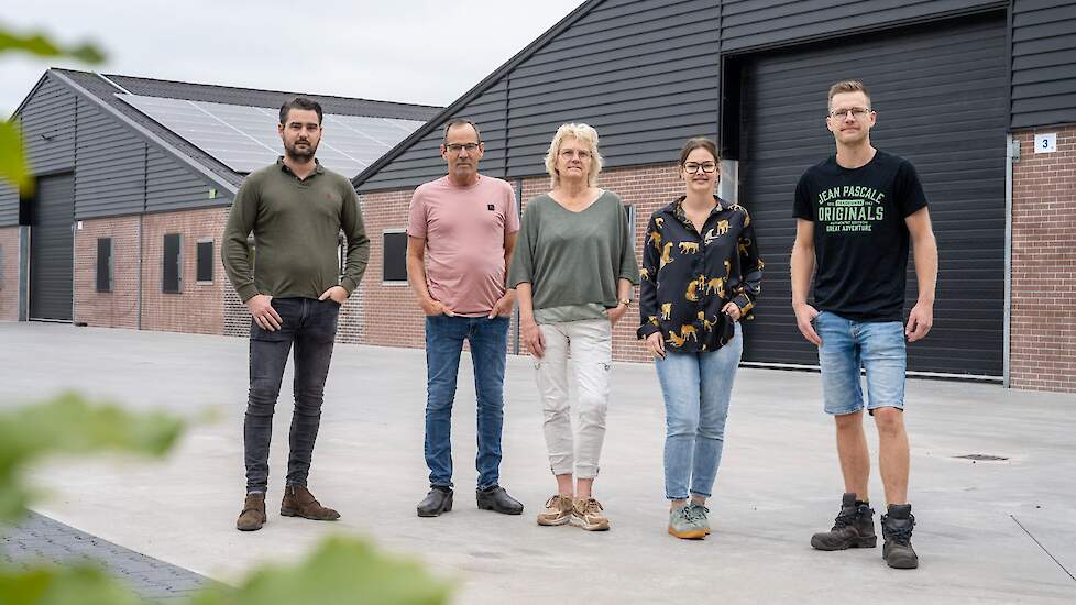 Joost, Ton, Carla, Evi en Rens van Bijsterveldt: “We proberen niet alleen binnen in de stallen goed te draaien. We vinden het ook belangrijk dat het er van buiten netjes uit ziet.”