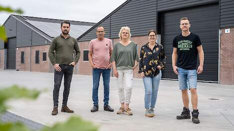Joost, Ton, Carla, Evi en Rens van Bijsterveldt: “We proberen niet alleen binnen in de stallen goed te draaien. We vinden het ook belangrijk dat het er van buiten netjes uit ziet.”