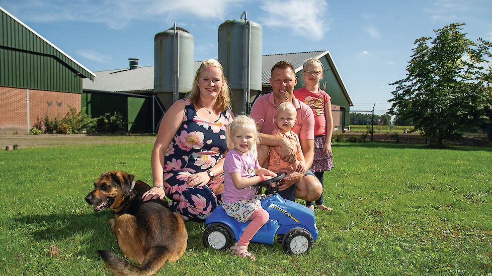 Het gezin van Geert en zijn vrouw Anita Willems met hun kinderen Jara (5), Sophie (2) en Daan (1). Op de achtergrond staat hun biologische leghennenstal.