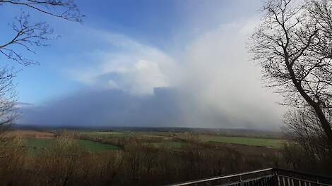 Winterse buien boven de Elterberg op de grens bij het Duitse Emmerik