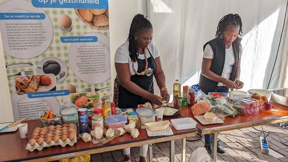 Internationale deelnemers gingen aan de slag met eieren. Wereldwijd is World Egg day een belangrijke feestdag. „Ik ben blij dat we met Wereld Eidagen dit mooi kunnen organiseren", zegt secretaris Jan Workamp die zelf ook in Barneveld woont.