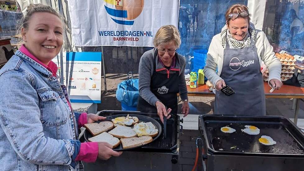 De mmmEggies uit Barneveld en omgeving bakten eitjes en deelden die uit aan bezoekers. „Dan heb je altijd weer leuke gesprekjes over kippen en eieren en kun je fabels als maximaal twee eieren per week weerleggen", zegt mmmEggie en legpluimveehoudster Marj