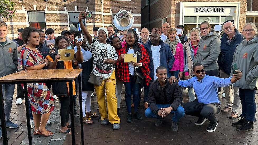 De winnaars van de culturele kookwedstrijd en de vrijwilligers van de Wereld Eidagen aan het slot van de Wereld Eidagen. „De organisatie van de Wereldeidagen was in handen van de Stichting Wereldeidagen, de mmmEggies, Blij met een Ei, Powerful Eggs en het