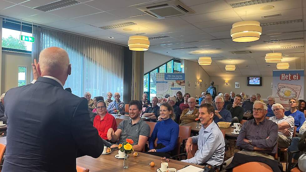 Vanuit het hele land waren bezoekers, pluimveehouders, periferie en kunstenaars naar het Pluimveemuseum in Barneveld gekomen.