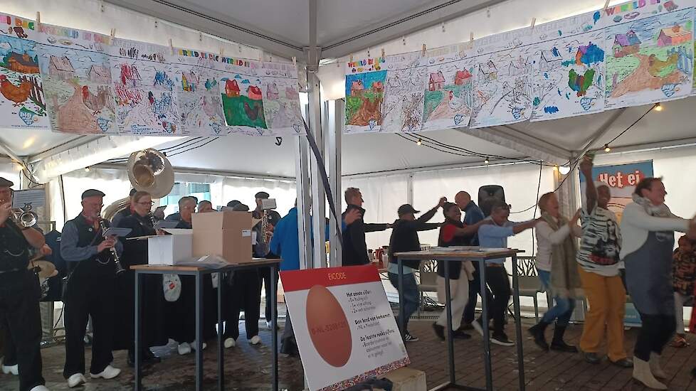 In de tent hingen de kleurplaten die Stichting Blij met een Ei verdeelde onder haar donateurs pluimveehouders. Ondanks de regen buiten zat de sfeer er binnen in de tent goed in.