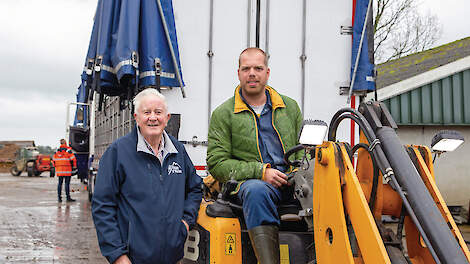 Hessel Bouma naast franchisenemer Reinder Visser in Hoornsterzwaag (FR). „De overstap van medewerkers naar franchisers was de beste ondernemerskeuze van mijn leven", zegt Hessel Bouma.