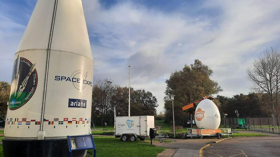 De Blij met een Ei promotiekar en de Powerful Eggs trailer als blikvanger bij de ingang van de Space Expo in Noordwijk. „Mooie blikvangers, we hopen dat heel Nederland ons leert kennen. Onderweg kregen we al duimpjes en leuke reacties", zegt Marjan Bouw,