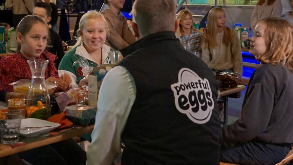 Henk Jan de Kat van Powerful Eggs aan de ontbijttafel met de schoolkinderen. „Ze vonden de eitjes perfect gekookt: de dooier goed in het midden. Leuke gesprekken met de kinderen aan de tafel. Je kunt ze altijd wat meegeven en zelf inspiratie opdoen."