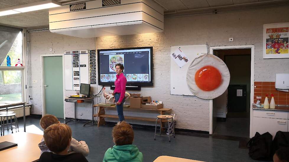 Op basisschool De Schapendel in Noordwijk mocht kippenboerin Marjan Bouw een gastles over de kip en het ei geven. „Goede vragen die ze stelden zoals 'zitten er kuikens in de eieren?' Uitgelegd dat daar een haan voor nodig is. Een kip kan zonder haan wel e