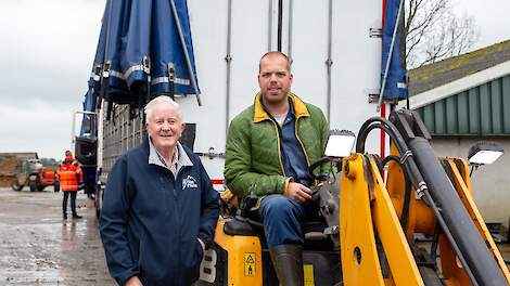 Grondlegger Hessel Bouma (links) naast franchisenemer Reinder Visser van Bouma bv in Hoornsterzwaag (FR).