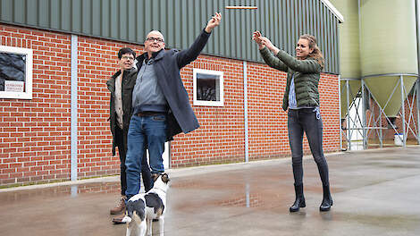 Manon Vermeeren wil het bedrijf in de toekomst overnemen van haar ouders Peter en Anita. Op de achtergrond hun opfokstal uit 2010.