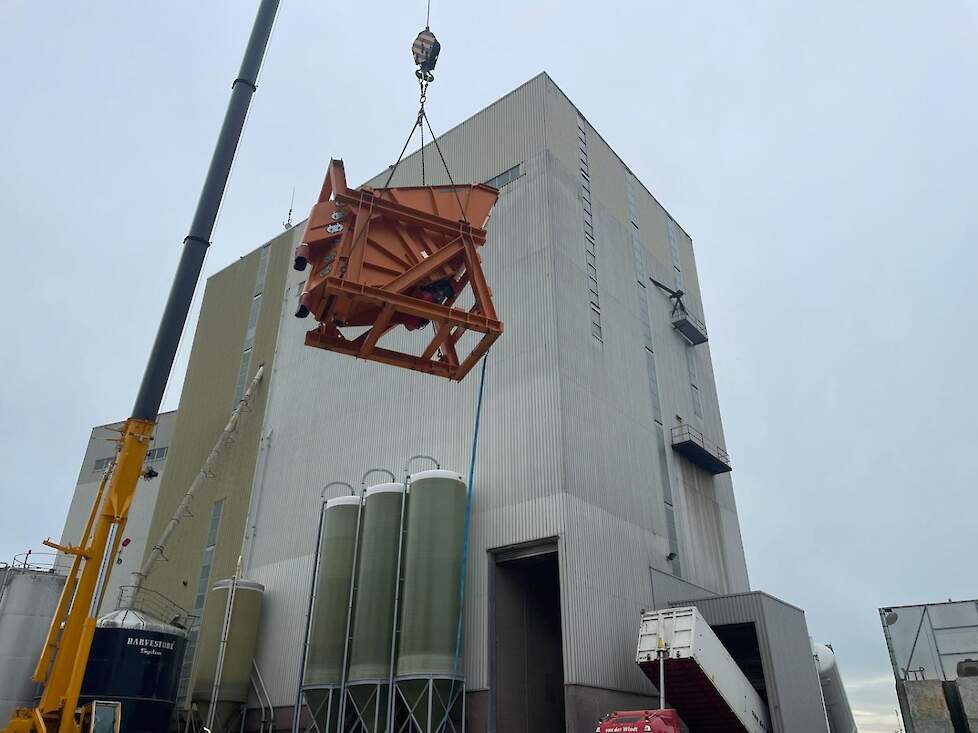 Het plaatsen van de nieuwe schudzeef in de voerfabriek van De Valk Wekerom in Meppel.