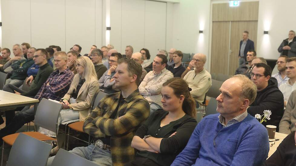 Geïnteresseerde Pluimveehouders in de zaal.