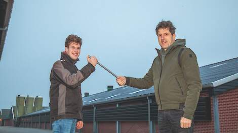 Swen van Oosterhout (20) is van plan om het vleeskuikenbedrijf in de toekomst over te nemen van zijn ouders Gijs (51) en Annette (49, die op de foto ontbreekt). Op de achtergrond hun vleeskuikenbedrijf in Wijhe.
