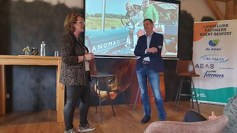 Simone Koggel vertelt tijdens de themadag over haar koesafari waarbij ze met burgers haar brandrode runderen bekijkt die in de natuur grazen. Naast haar leghennenhouder Hugo Bens.