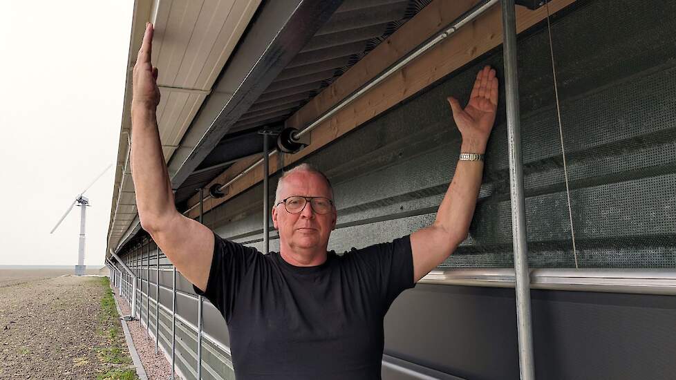 Jan Pieter Bierema showt hoe breed de overstek aan de uitloop is, met daaronder grint om insleep van ongedierte tegen te gaan.