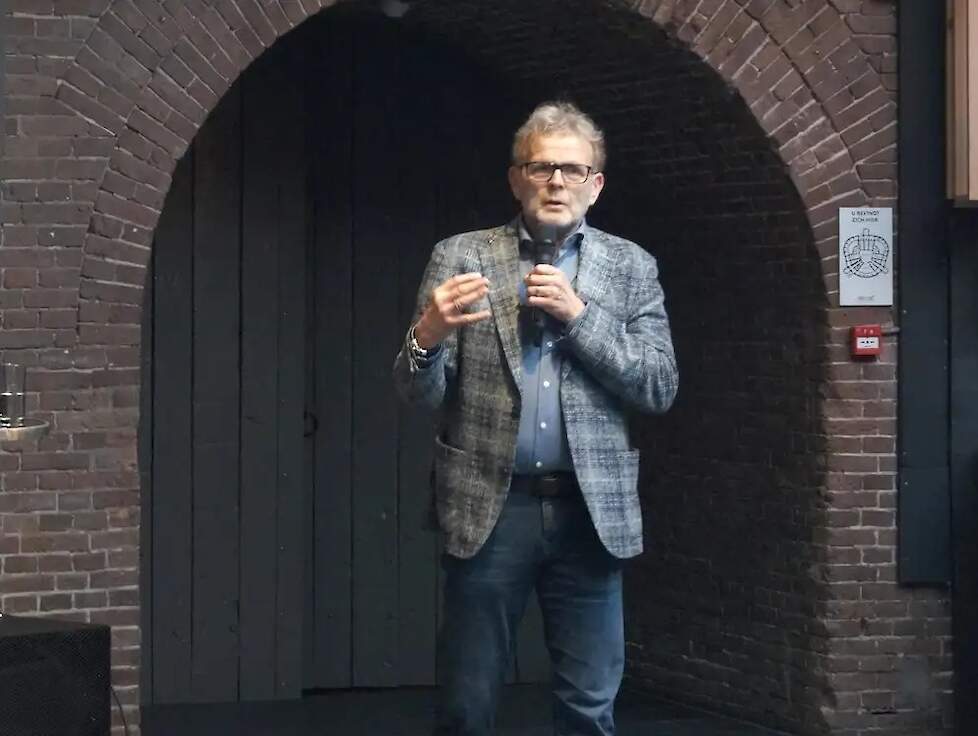 Onderzoeker Rick van Emous van Wageningen Livestock Research gaf een presentatie over de resultaten van tien jaar lang gezamenlijk onderzoek in de vleeskuikenouderdierenhouderij.
