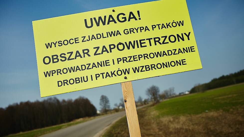(Foto ter illustratie) Pools waarschuwingsbord vogelgriep.