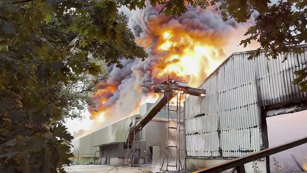 Zeer grote brand in kippenstal én mestopslag Meijelseweg Heibloem