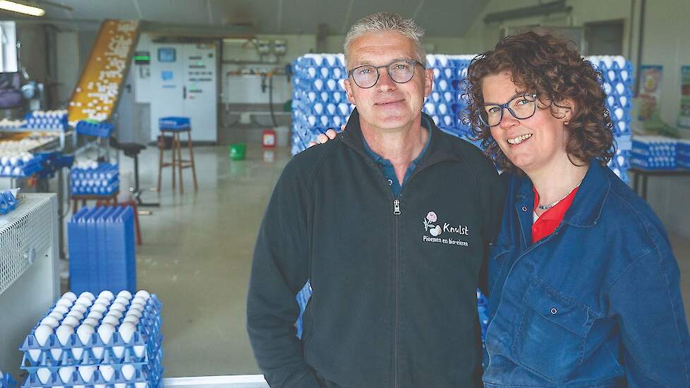 Legpluimveehouders Lydia en Arjen Knulst verkopen niet alleen biologische eieren aan huis. Ze verkopen daarnaast ook nog rundvleespakketten. Als hobby houden ze namelijk 18 stuks Lakenvelderkoeien. “De verkoop van de vleespakketten loopt als een trein.”