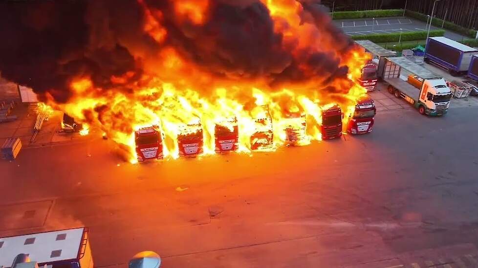 Een brand bij vleeskuikenslachterij Plukon in Blokker (NH) heeft afgelopen zondagochtend 15 juni negen vrachtwagens en een busje verwoest.