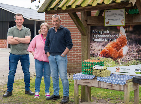 Biologische legpluimveehouders Familie Nijhuis, v.l.n.r. Sander, Yvonne en Leo.