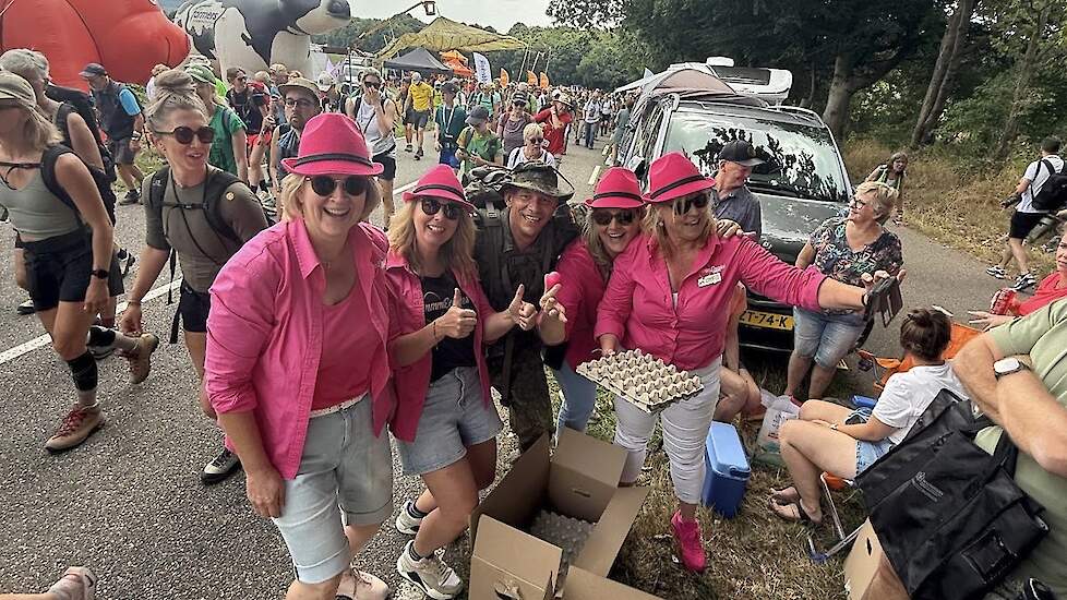 Stichting Blij met een Ei sponsorde 21.400 gekookte roze eieren. „Het is een feestje om de enthousiaste mmmEggies en hulp mmmEggies te zien en de interactie met de wandelaars en het publiek", zegt Frank Rooijakkers, legpluimveehouder in Asten (NB) en voor