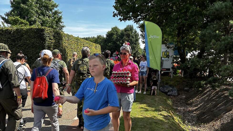 Ook de jeugd helpt een handje mee.