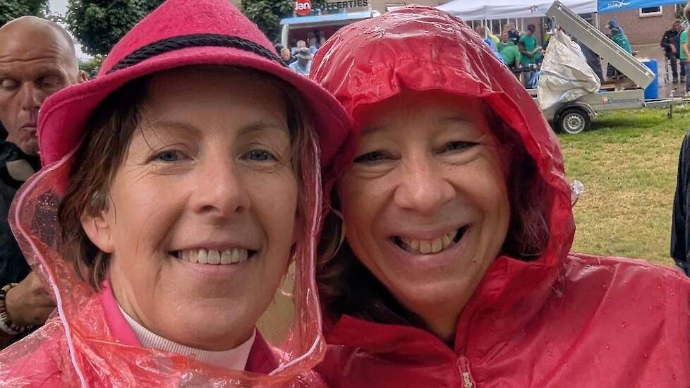 Oud voorzitter mmmEggies, Petra Smits (rechts), liep samen met haar man de Vierdaagse. De regen mocht de pret niet drukken.