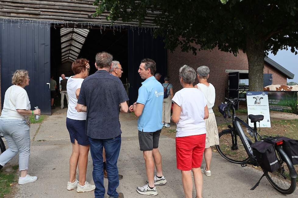Melkveehouder Peter van Bree geeft uitleg aan de deelnemers aan 'Op weg naar je diner'