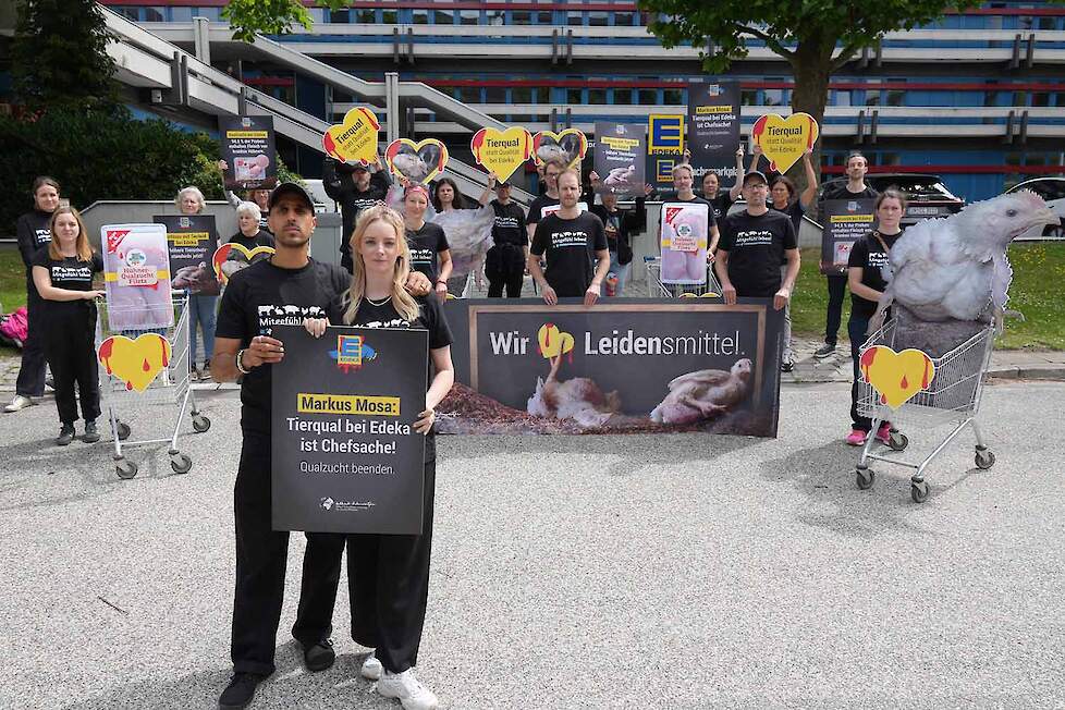 Dierenrechtenactivisten protesteren tegen Edeka.