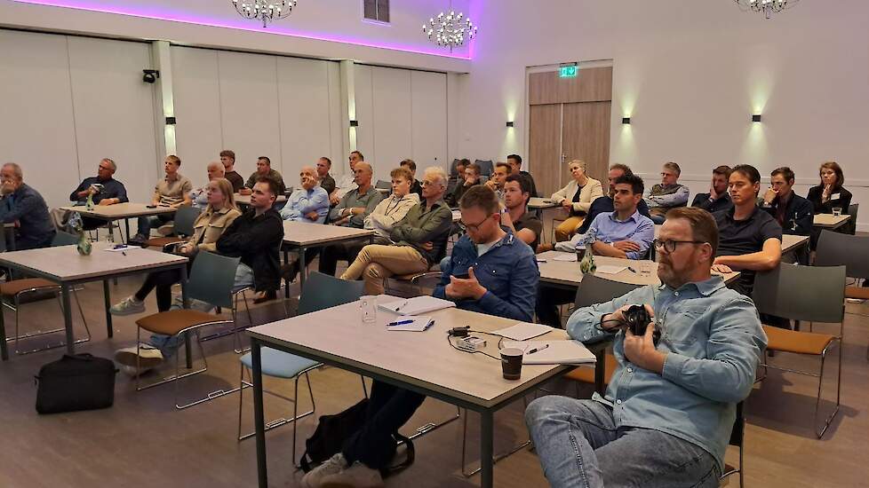 Publiek volgt de plenaire sessie in De Schakel Nijkerk.
