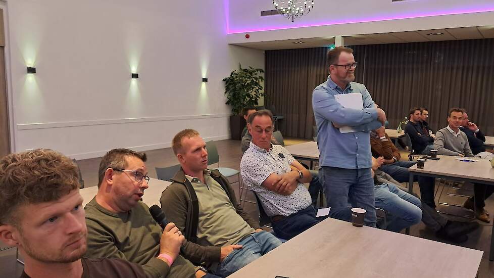 Bezoeker stelt vraag tijdens Q&A over Gumboro en coccidiose.