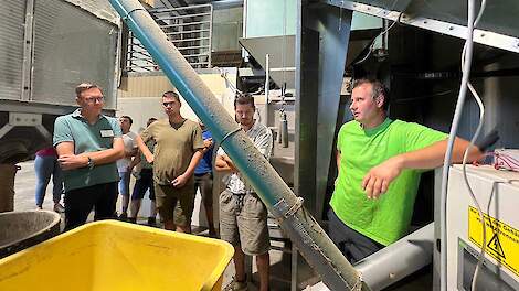 Fotoserie: 'Dankzij zelf samengesteld voer houden we onze bruin hennen langer aan'