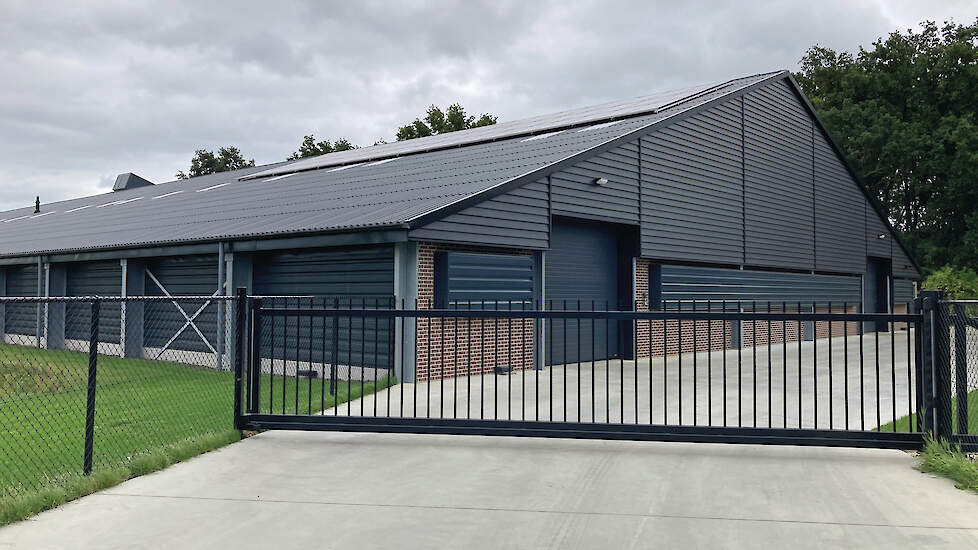 De prefab-muren, donkergrijze damwand-voorgevel en zijkanten geven de nieuwe stal een moderne uitstraling. &bdquo;We vinden het zelf ook een prachtige stal", zegt opvolger Bjorn.