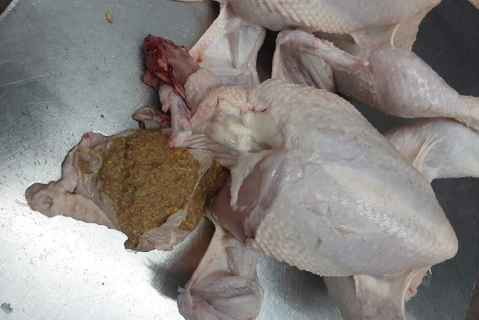 Het komt volgens slachterijen nog te vaak voor dat er vleeskuikens aangevoerd worden met een volle krop en/of darminhoud met voer.