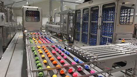 Februari: Eiertekort steeds groter, Vollenbroek bezoekt pluimveebedrijf, eiercrisis escaleert