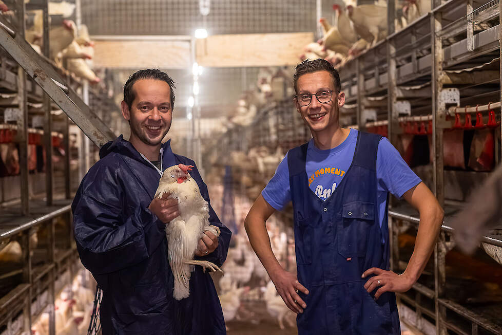 Legpluimveespecialist Gerald Top (l): "Julian stelt zichzelf doelstellingen en gaat er vervolgens ook echt voor om deze te realiseren."