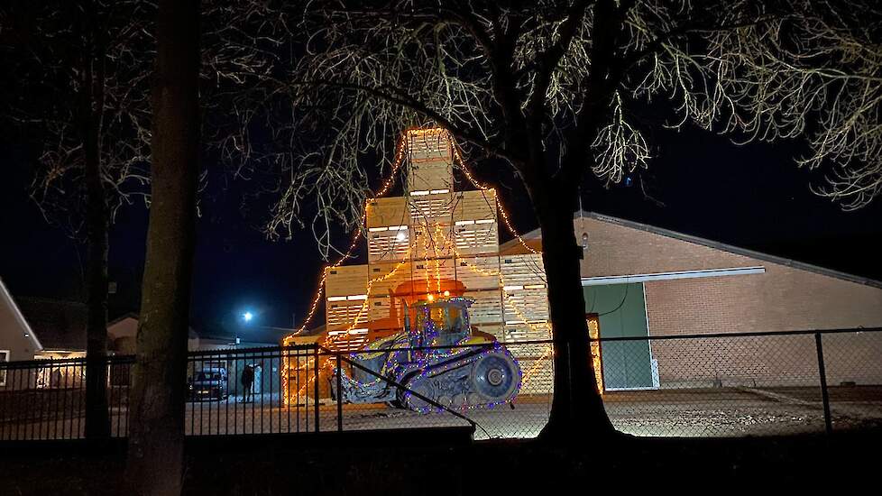 Een kerstboom van kuubse kisten.