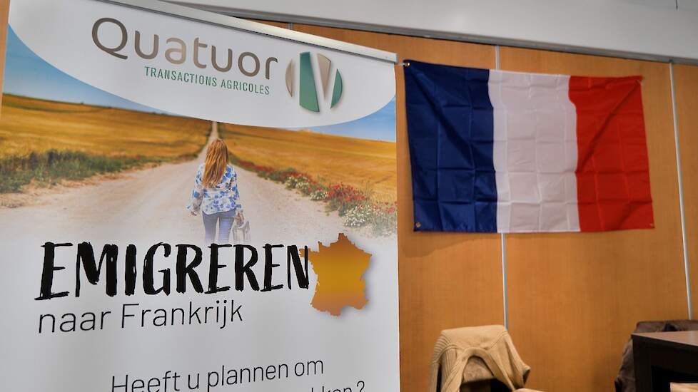 Een van de bedrijven op de emigratiebeurs in Zwolle richt zich op Frankrijk, een populair land onder Nederlandse boeren.