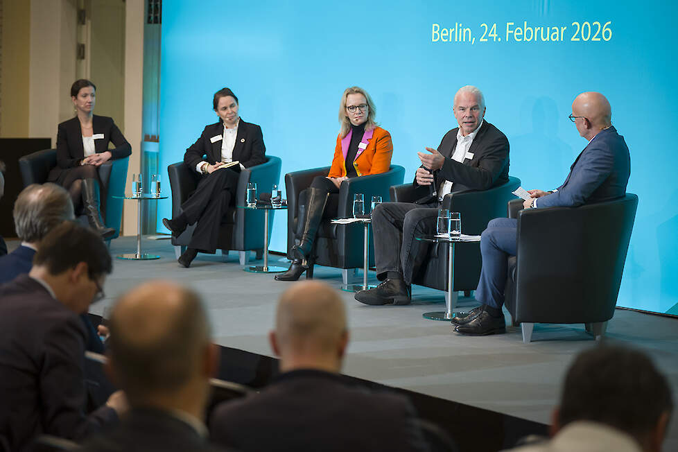 In de paneldiscussie 'Regionaliteit en circulaire economie zijn de bouwstenen voor duurzame en klimaatvriendelijke veehouderij' namen deel: Stefanie Sabet, secretaris-generaal van de Duitse Boerenvereniging (Bauernverband), dr. Barbara Grabkowsky van de u