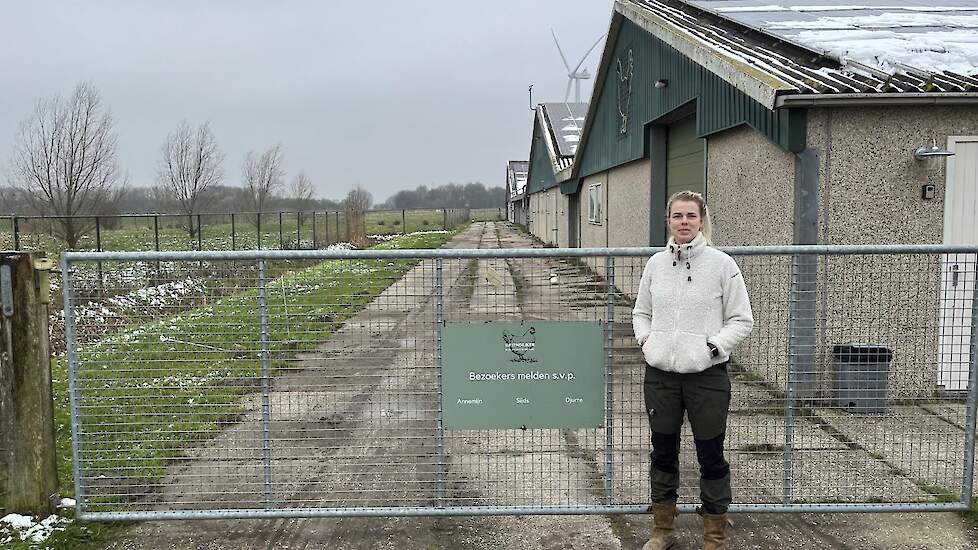 Annemijn Dijkstra voor de poort van een van hun twee biologische legpluimveebedrijven. „Om het iedereen zo gemakkelijk mogelijk te maken, hebben we onze telefoonnummers vermeld, zodat chauffeurs altijd contact op kunnen nemen.” Ze gaat regelmatig met chau