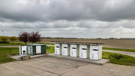 Batterij met laadpaal op het pluimveebedrijf: grip op zonnestroom, laden en noodstroom