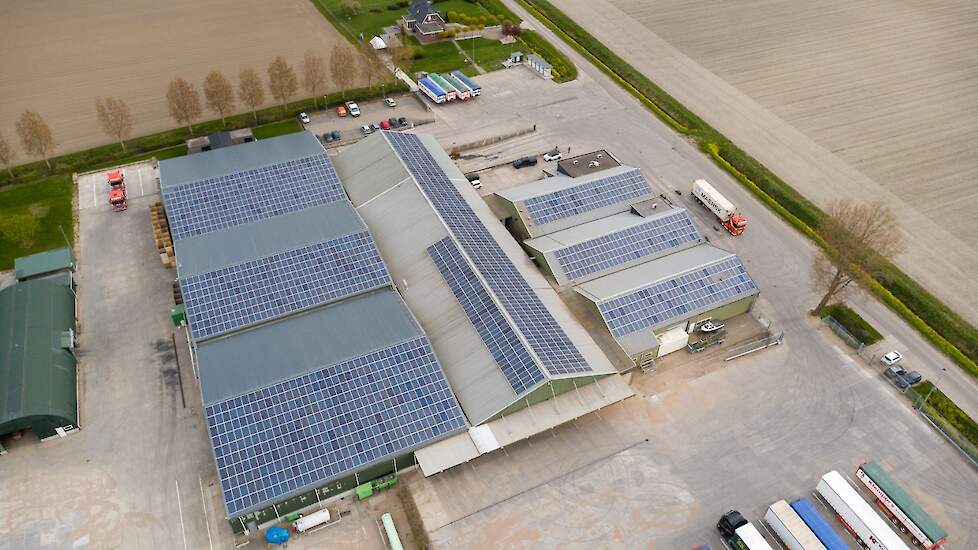 Staldaken met zonnepanelen salderen batterijopslag