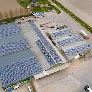 Staldaken met zonnepanelen salderen batterijopslag