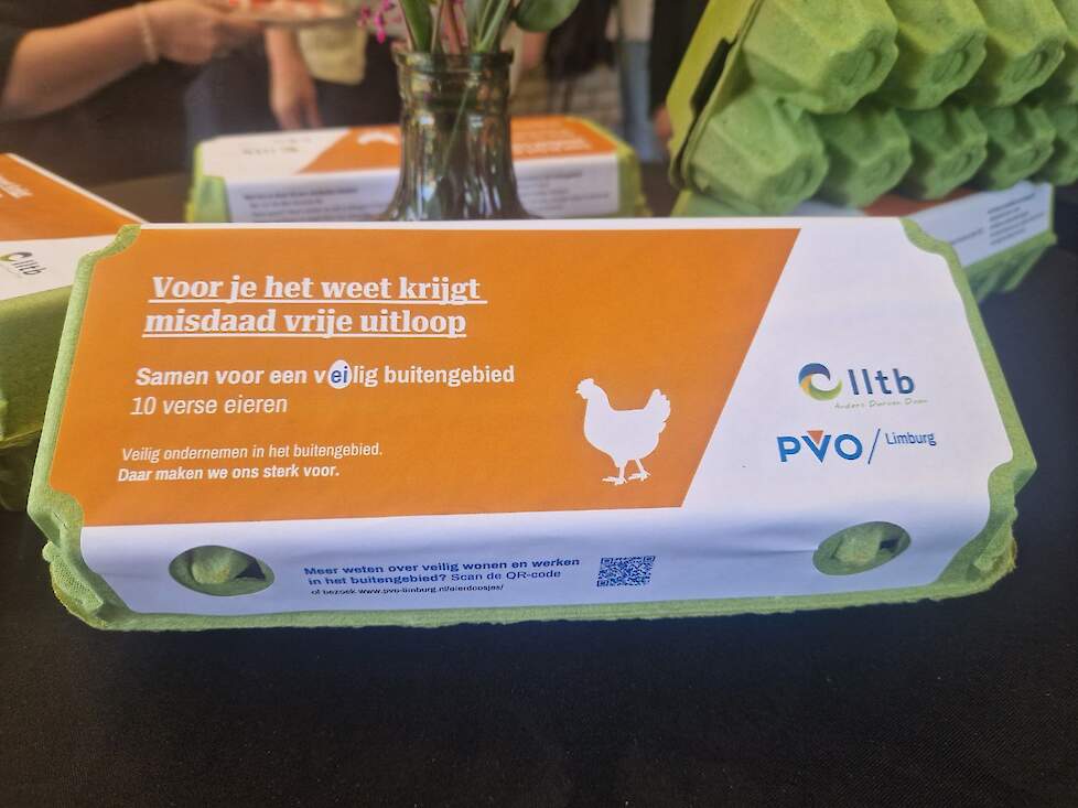 Het eierdoosje met de slogan. Via de QR-code is informatie over signalen van criminaliteit te vinden en hoe en waar vermoedens van criminaliteit in het buitengebied gemeld kunnen worden.