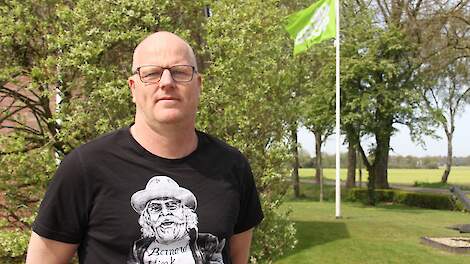 Koos van der Zee was pluimveehouder maar emigreert en is voortaan melkveehouder